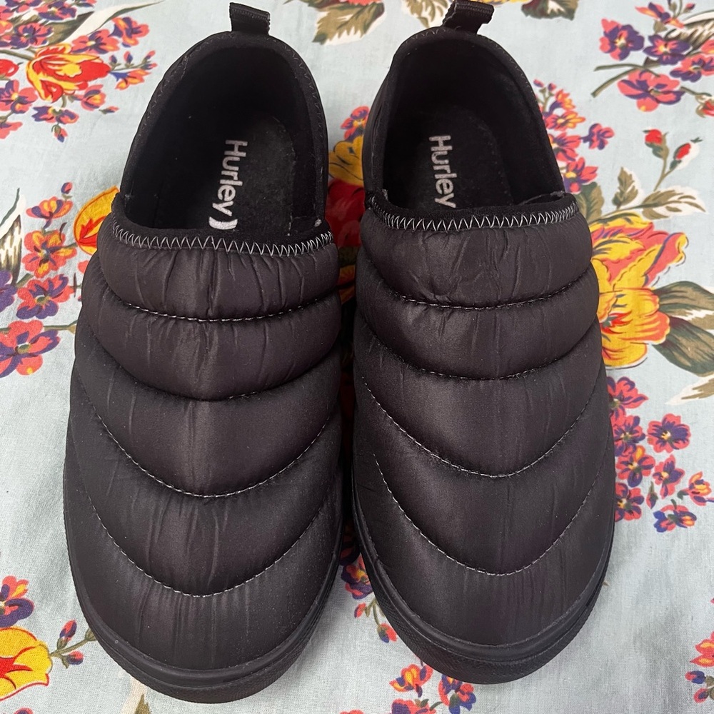 I 💗 OFFERS! Hurley Dark Quilted Slip-On Footwear